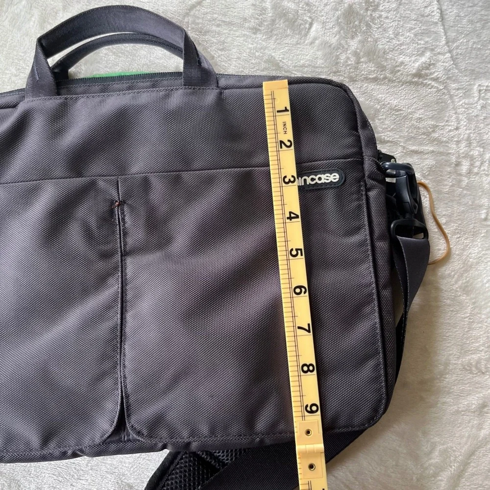 Incase Laptop Messenger Bag Black Ballistic Nylon Green Lining Padded Strap 15in